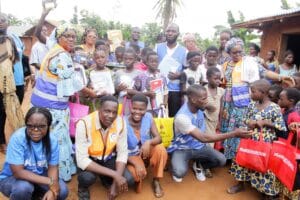 Grâce Éternelle soutient l’éducation à Comè .. distribution de kits scolaires aux enfants défavorisés.
