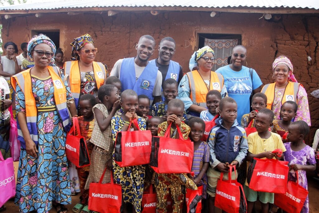 Distribution de kits scolaires aux enfants à Come 