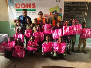 Distribution de kits scolaires 2023 : Grâce Éternelle et ses partenaires soutiennent 350 élèves au Bénin