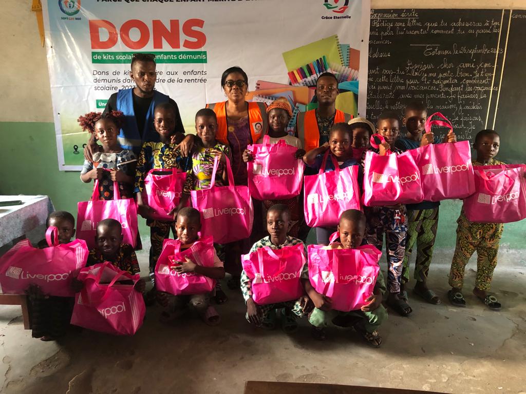 Distribution de kits scolaires 2023 : Grâce Éternelle et ses partenaires soutiennent 350 élèves au Bénin