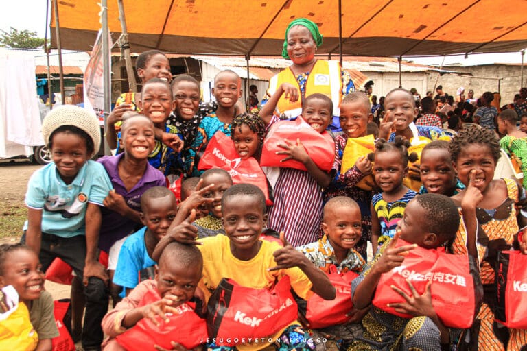 Vacances solidaires à Kpankpan : Grâce Éternelle et Nansewe NGO nourrissent 120 enfants défavorisés