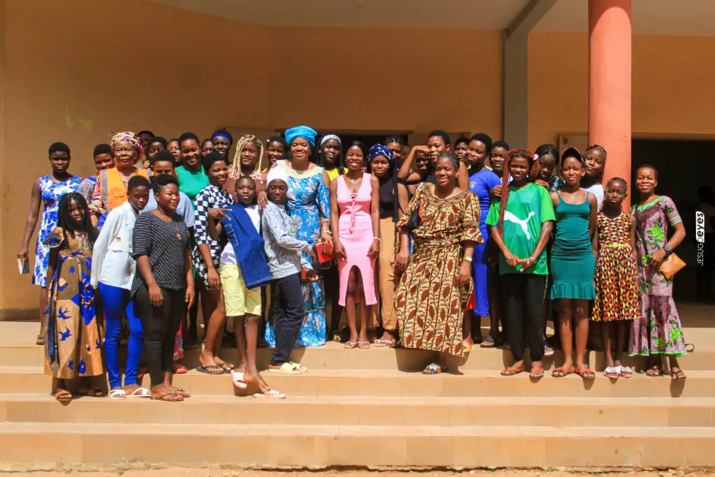 𝐋’ONG GRÂCE ÉTERNELLE sensibilise les élèves du Lycée des Jeunes Filles de Ouidah sur l’hygiène corporelle
