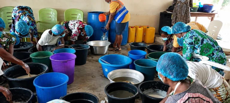 Formation de fabrication de savon et omo aux femmes de Godomey Salamey