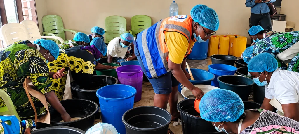 Formation de fabrication de savon et omo aux femmes de Godomey Salamey